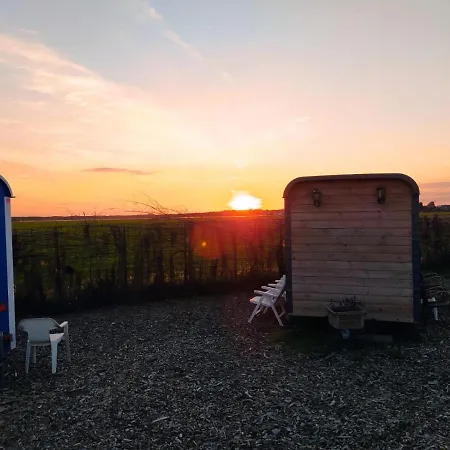 Boerderij Rust, In Pipowagens! Bed & Breakfast Den Helder